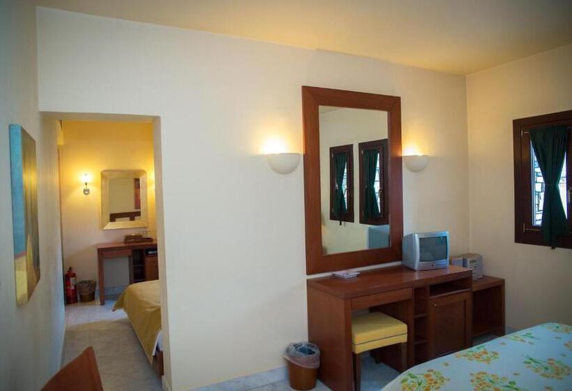 اتاق خانوادگی با چشم‌انداز استخر, Maritsas Hotel & Suites