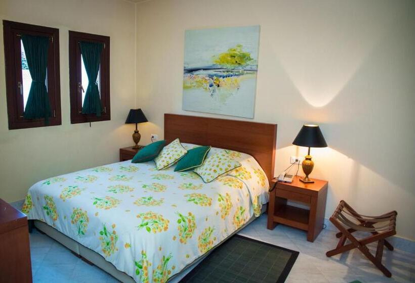 اتاق خانوادگی با چشم‌انداز استخر, Maritsas Hotel & Suites