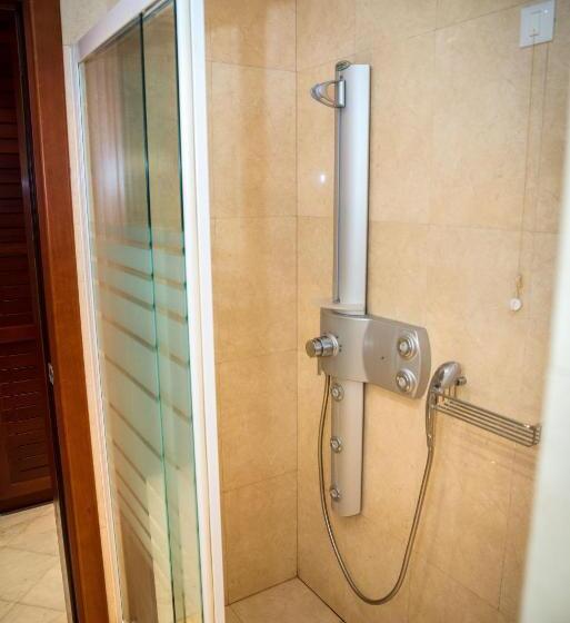 اتاق خانوادگی با چشم‌انداز استخر, Maritsas Hotel & Suites
