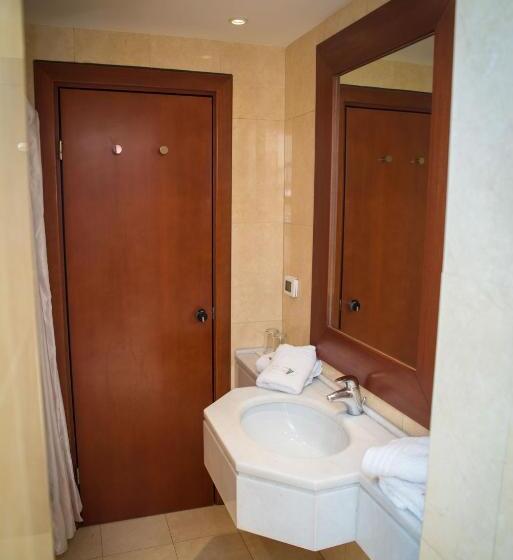 اتاق خانوادگی با چشم‌انداز استخر, Maritsas Hotel & Suites