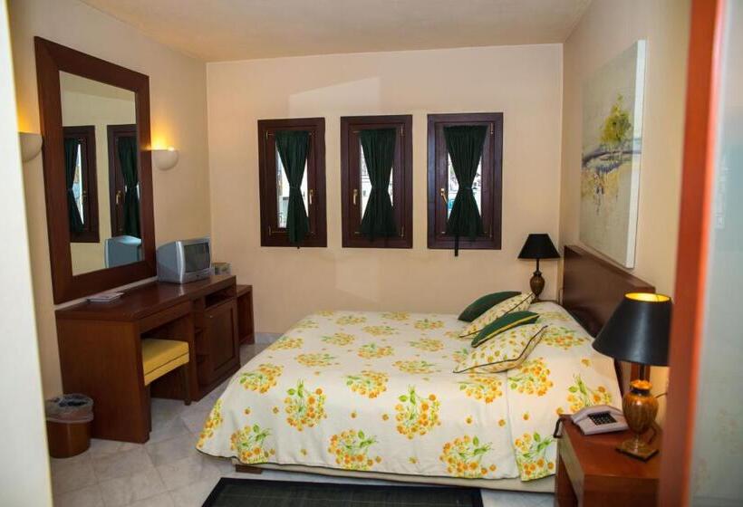 اتاق خانوادگی با چشم‌انداز استخر, Maritsas Hotel & Suites