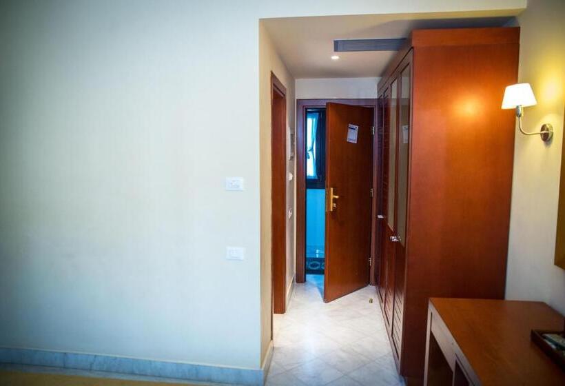 اتاق خانوادگی با چشم‌انداز استخر, Maritsas Hotel & Suites