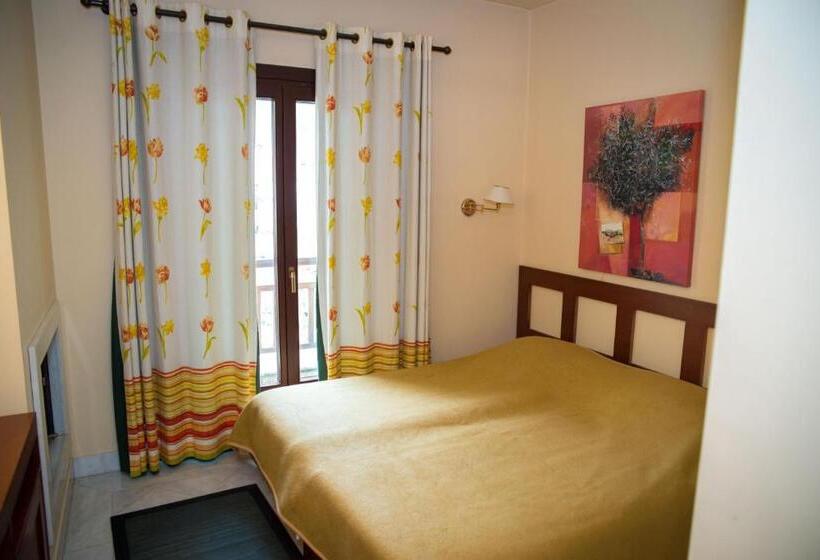 اتاق خانوادگی با چشم‌انداز استخر, Maritsas Hotel & Suites