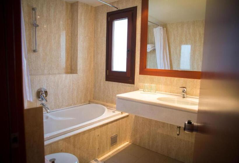 اتاق سوپریور با وان آب گرم, Maritsas Hotel & Suites