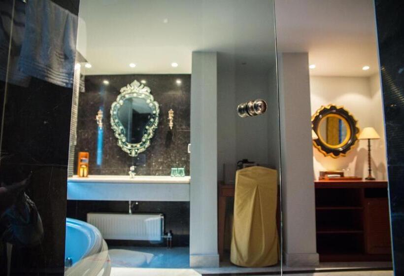 سوییت با چشم‌انداز استخر, Maritsas Hotel & Suites