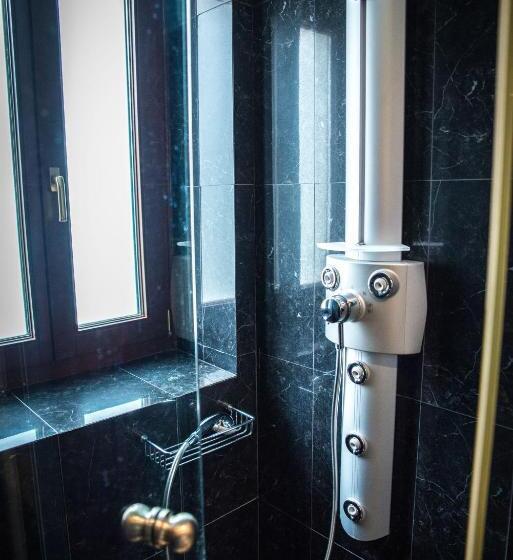 سوییت با چشم‌انداز استخر, Maritsas Hotel & Suites