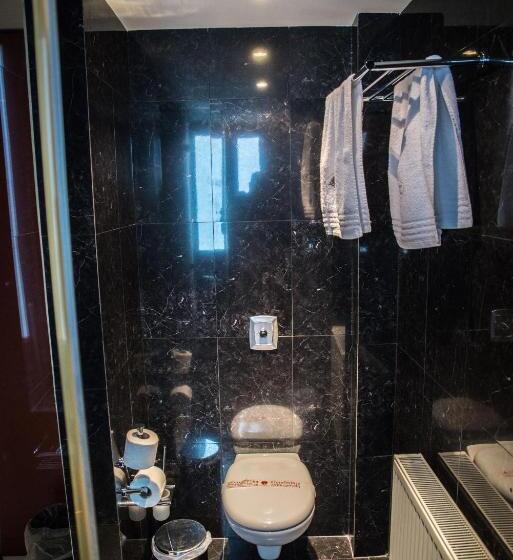 سوییت با چشم‌انداز استخر, Maritsas Hotel & Suites