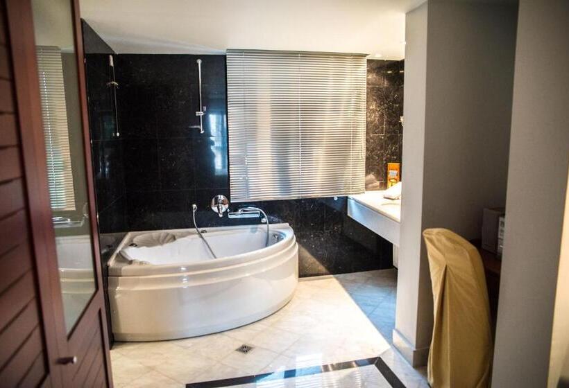 سوییت با چشم‌انداز استخر, Maritsas Hotel & Suites
