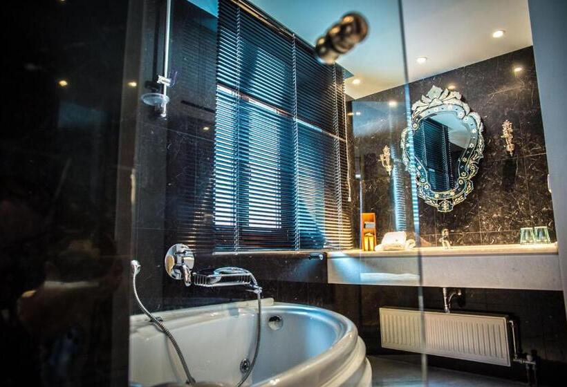 سوییت با چشم‌انداز استخر, Maritsas Hotel & Suites