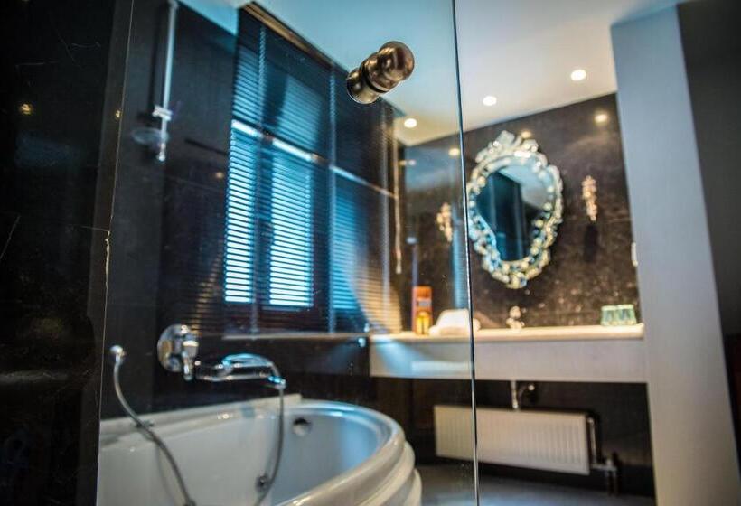 سوییت با چشم‌انداز استخر, Maritsas Hotel & Suites