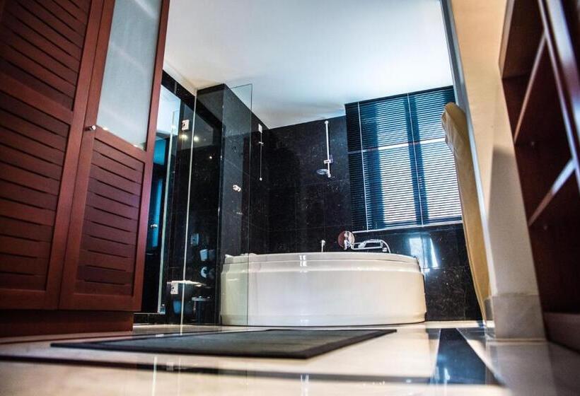 سوییت با چشم‌انداز استخر, Maritsas Hotel & Suites