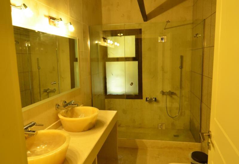 بانگلوی استاندارد, Rastoni Hotel Aegina