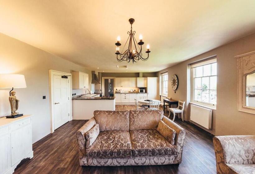 سوییت با چشم‌انداز باغ, Birchover Bridgford Hall
