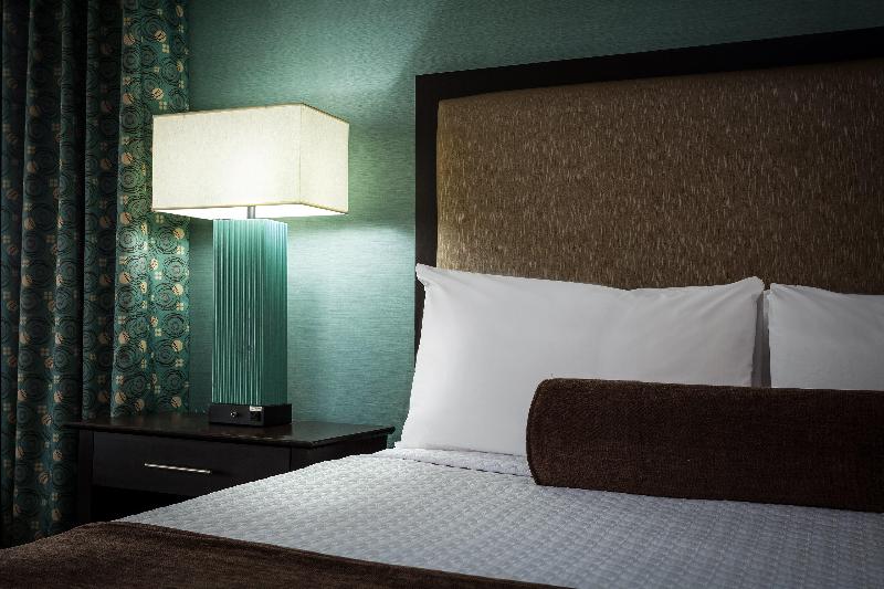 اتاق استاندارد با تخت بزرگ, Crowne Plaza Anchorage Midtown, An Ihg