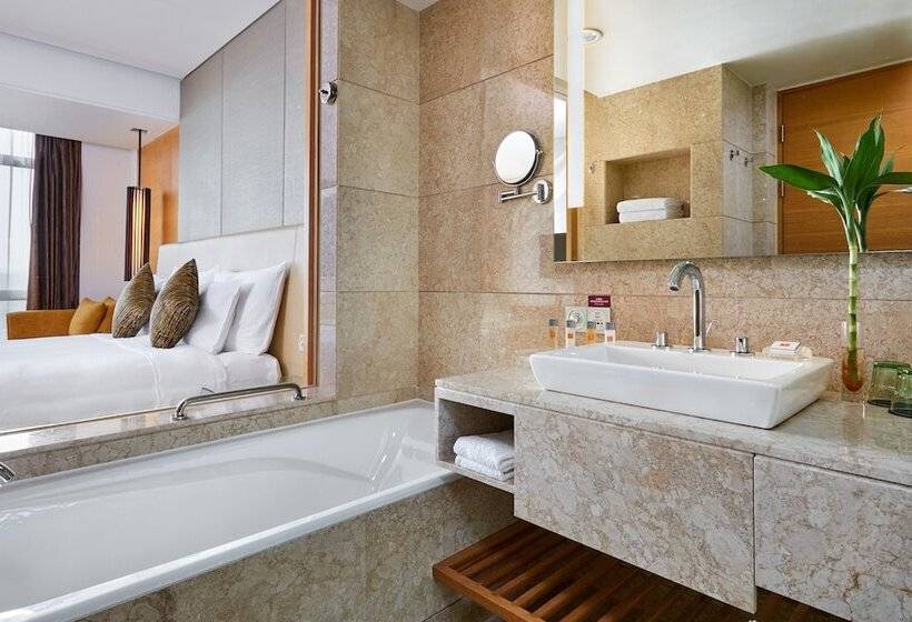 اتاق استاندارد با چشم‌انداز استخر, Crowne Plaza Zhongshan Wing On City, An Ihg