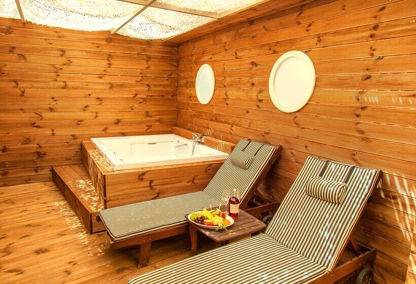 سوئیت با وان آب گرم, Elmi Beach Hotel & Suites