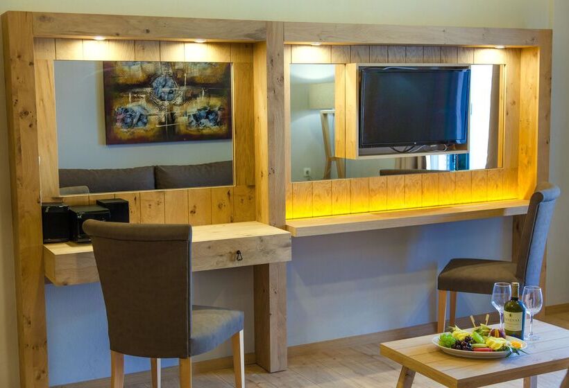 سوئیت با وان آب گرم, Elmi Beach Hotel & Suites