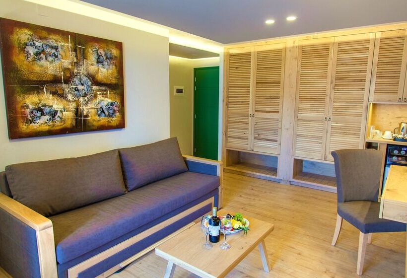 سوییت, Elmi Beach Hotel & Suites