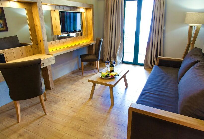 سوییت, Elmi Beach Hotel & Suites