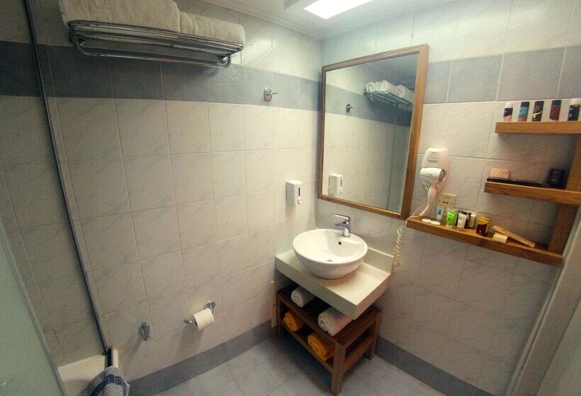 سوییت, Elmi Beach Hotel & Suites
