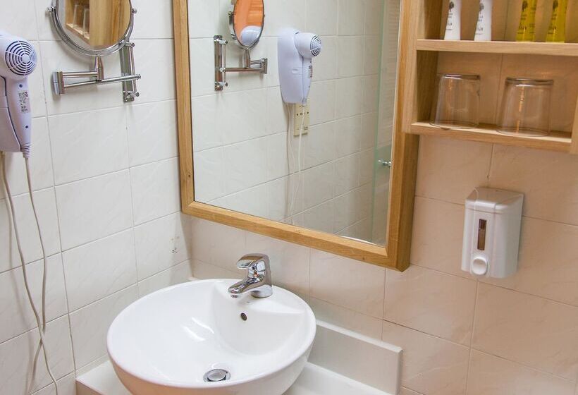 سوییت, Elmi Beach Hotel & Suites