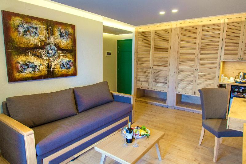 سوییت, Elmi Beach Hotel & Suites