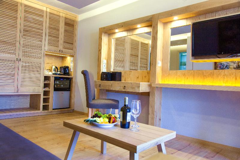 سوییت, Elmi Beach Hotel & Suites
