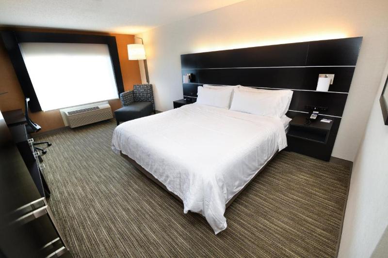 带大床的标准间, Holiday Inn Express Hotel & Suites Grand Forks, An Ihg