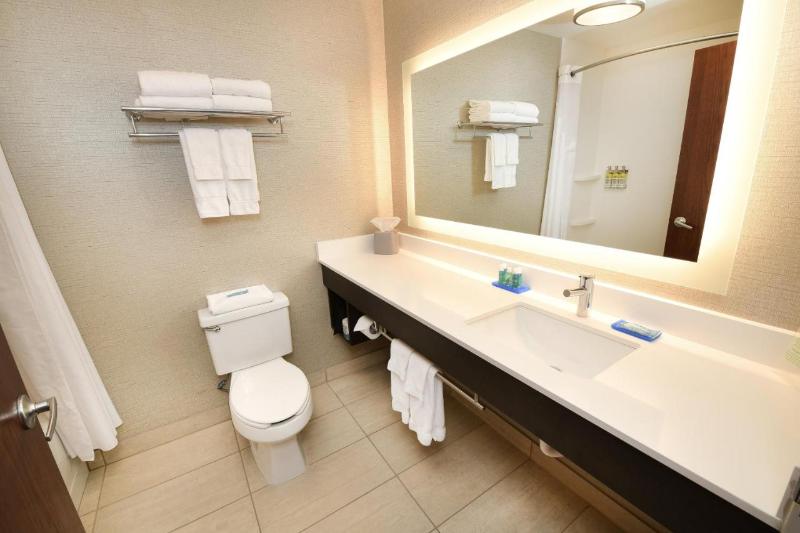 带大床的标准间, Holiday Inn Express Hotel & Suites Grand Forks, An Ihg