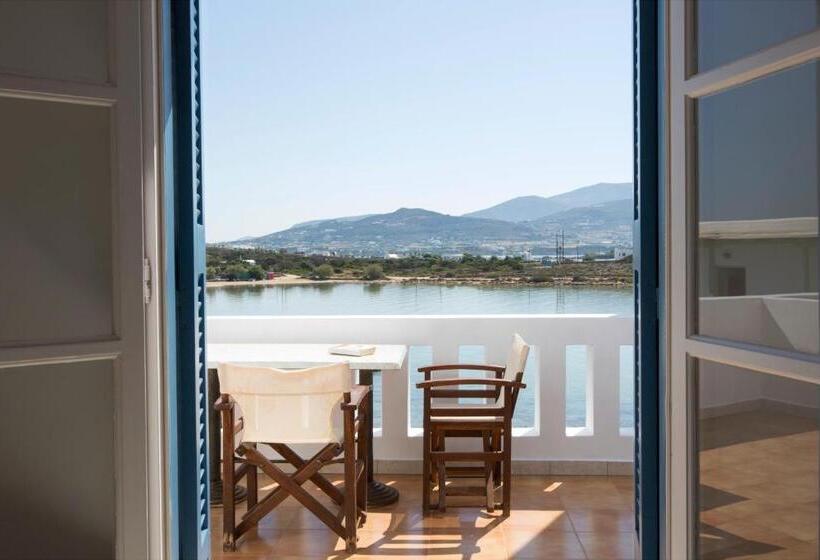 سوئیت با تخت بزرگ, Kouros Village