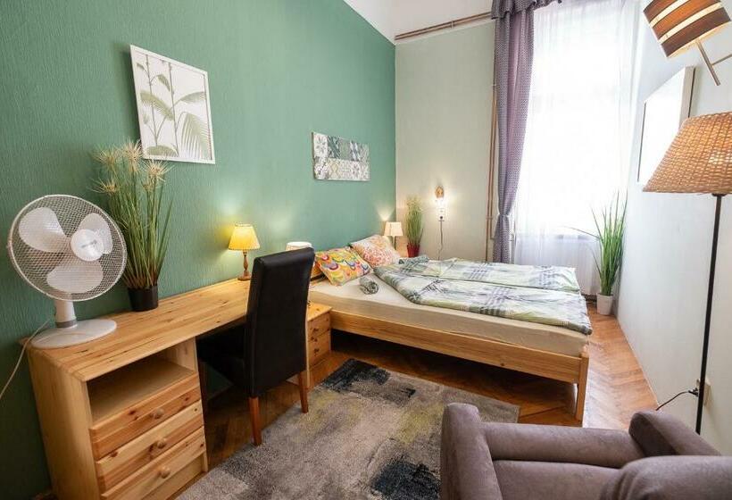 اتاق استاندارد با سرویس بهداشتی مشترک, Pesto Hostel