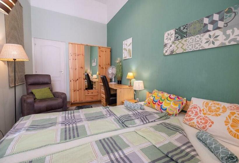 اتاق استاندارد با سرویس بهداشتی مشترک, Pesto Hostel