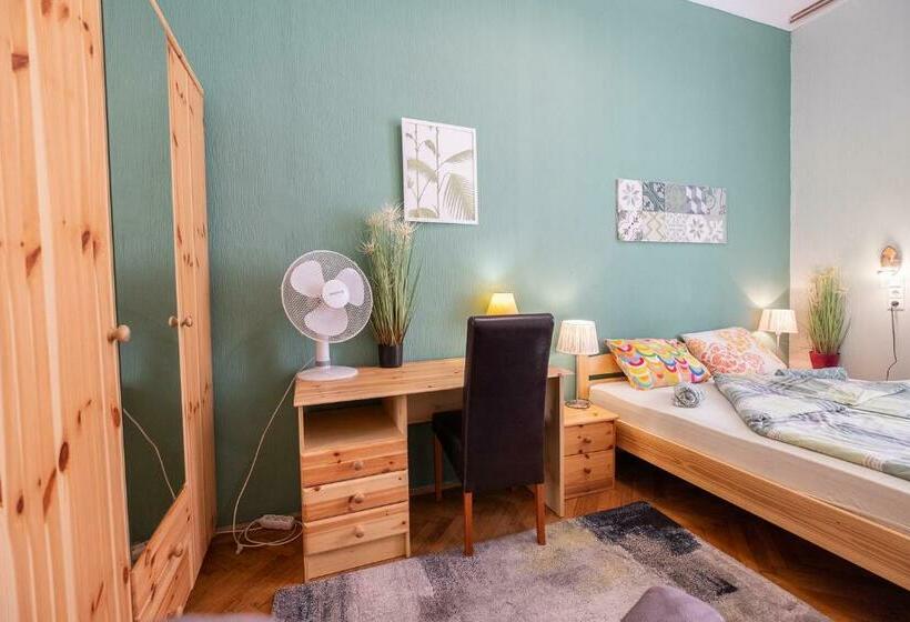 اتاق استاندارد با سرویس بهداشتی مشترک, Pesto Hostel