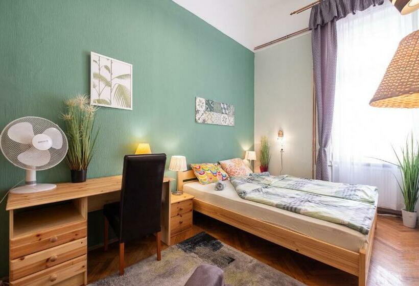 اتاق استاندارد با سرویس بهداشتی مشترک, Pesto Hostel