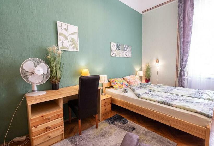 اتاق استاندارد با سرویس بهداشتی مشترک, Pesto Hostel