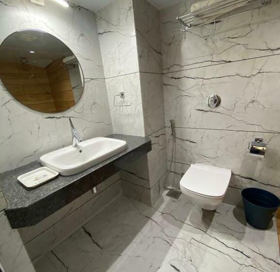 اتاق اکونومی, Apex International