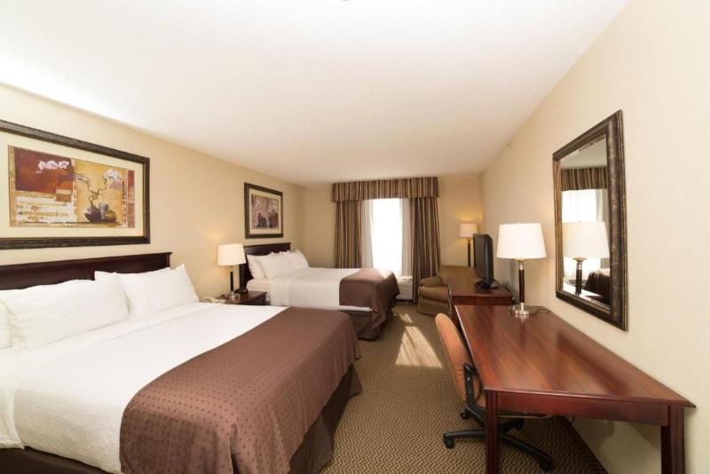 اتاق استاندارد با تخت دو نفره بزرگ برای معلولان, Holiday Inn & Suites Lloydminster, An Ihg
