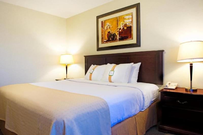 سوئیت برای معلولان, Holiday Inn & Suites Lloydminster, An Ihg