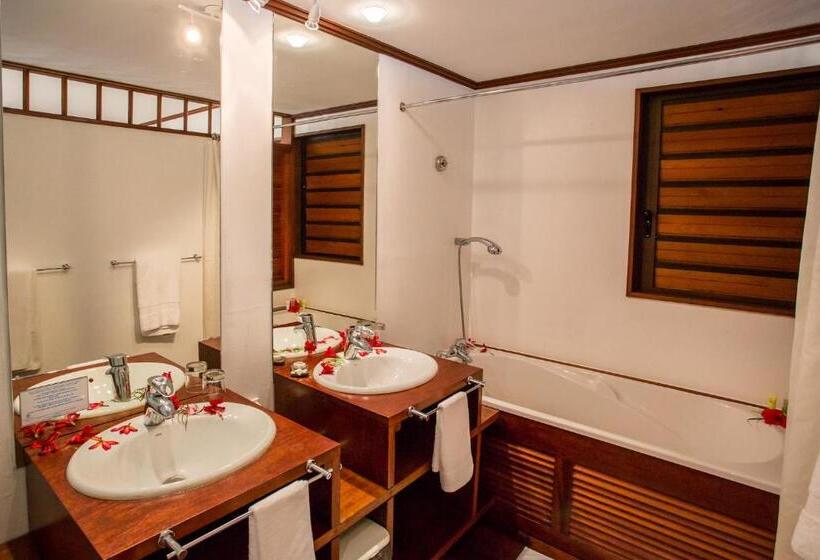 بانگلوی استاندارد با چشم‌انداز دریا, Oure Lodge Beach Resort