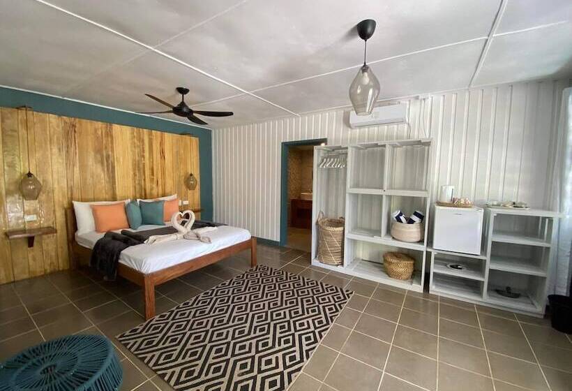 اتاق خانوادگی, Turtle Bay Lodge