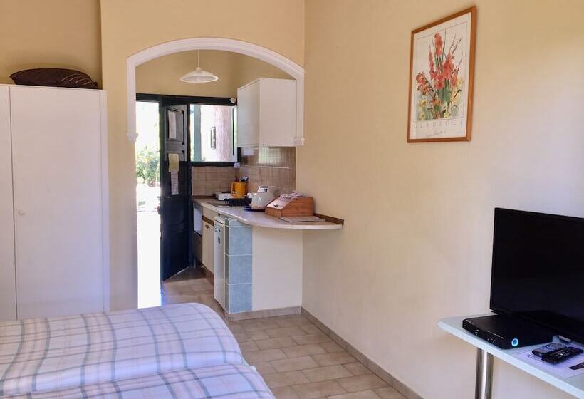 استودیوی استاندارد, The Mayflower Studios & Apartments