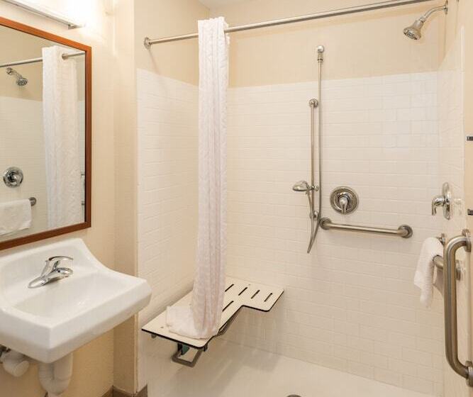 Suite Adapted for people with reduced mobility, Candlewood Suites Mobiledowntown