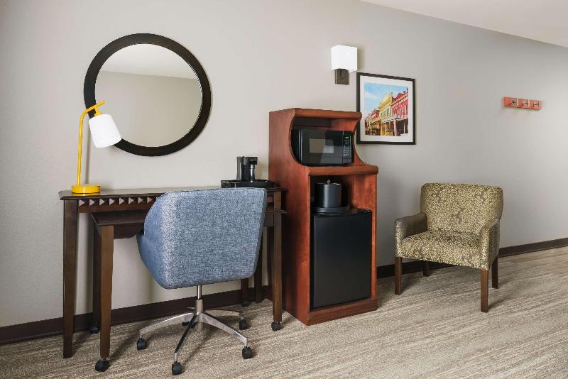 اتاق استاندارد با تخت بزرگ برای معلولان, Hampton Inn & Suites West Sacramento