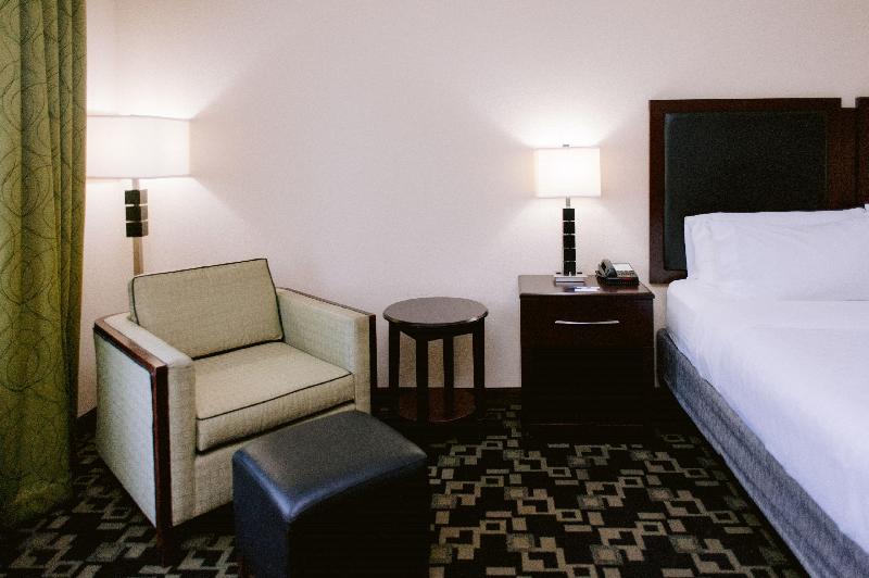 اتاق استاندارد با تخت بزرگ برای معلولان, Holiday Inn Express  & Suites Raleigh Sw  At Nc State