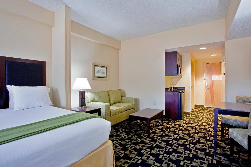 سوییت, Holiday Inn Express  & Suites Raleigh Sw  At Nc State