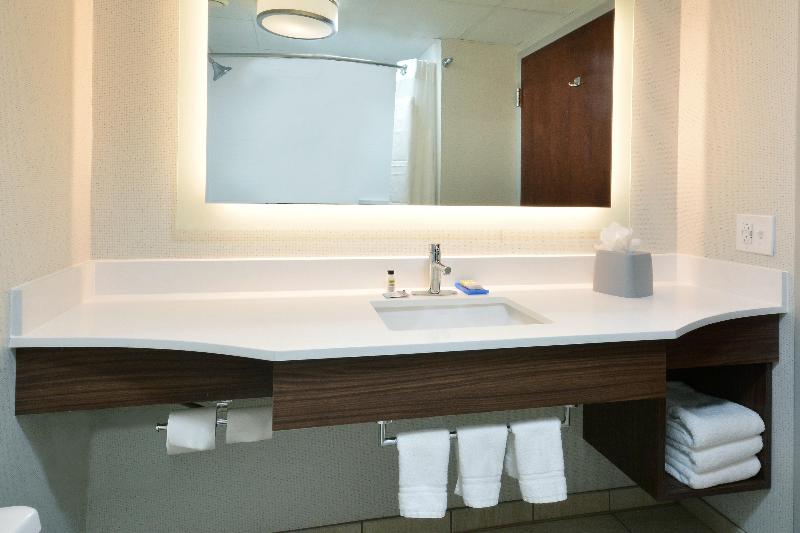 اتاق استاندارد با تخت بزرگ برای معلولان, Holiday Inn Express Raleigh Durham Airport, An Ihg