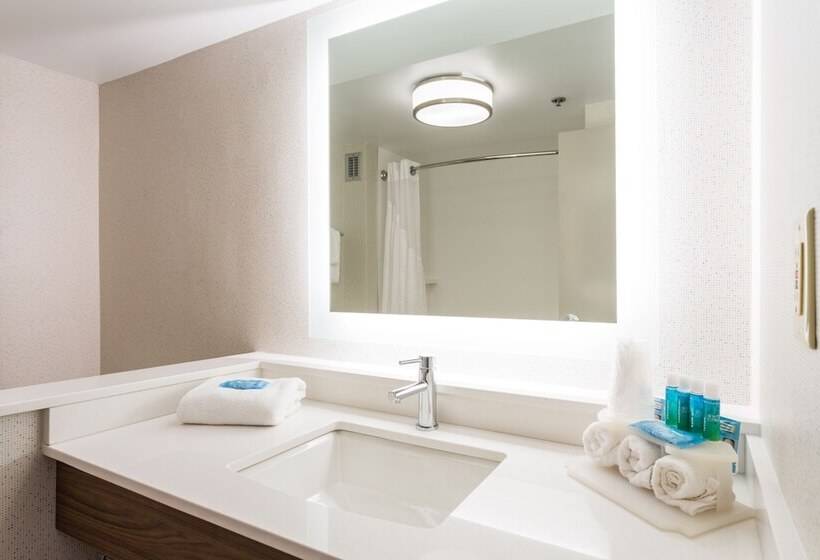 سوییت, Holiday Inn Express & Suites Wilmington University Center, An Ihg