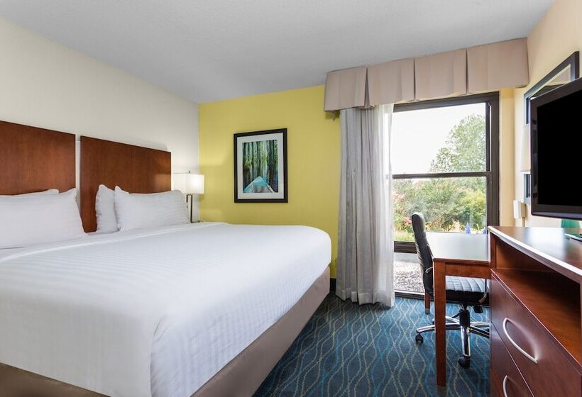 سوییت, Holiday Inn Express & Suites Wilmington University Center, An Ihg