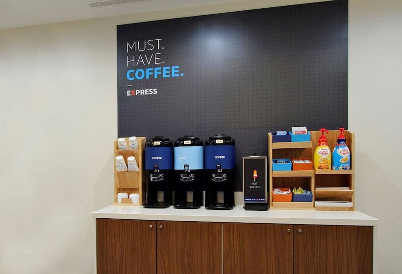 سوییت اجرایی, Holiday Inn Express & Suites Wilmington University Center, An Ihg
