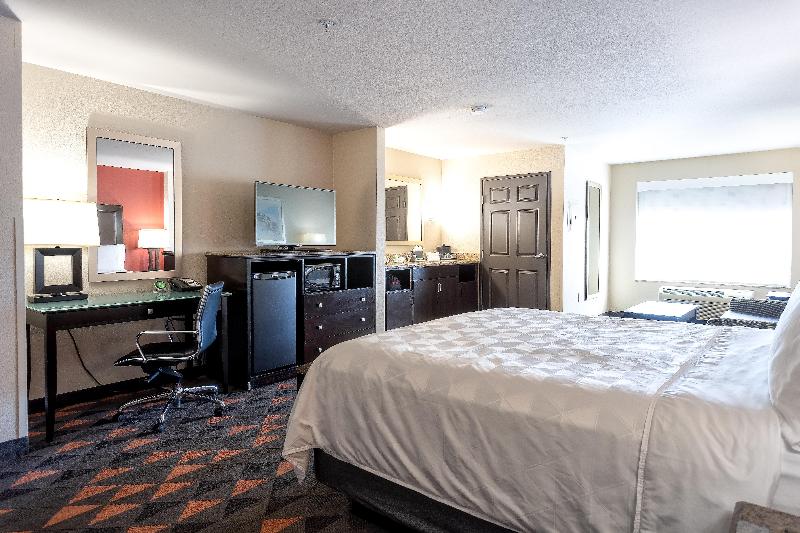 سوئیت با تخت بزرگ, Holiday Inn Oceanside Marina Camp Pendleton, An Ihg